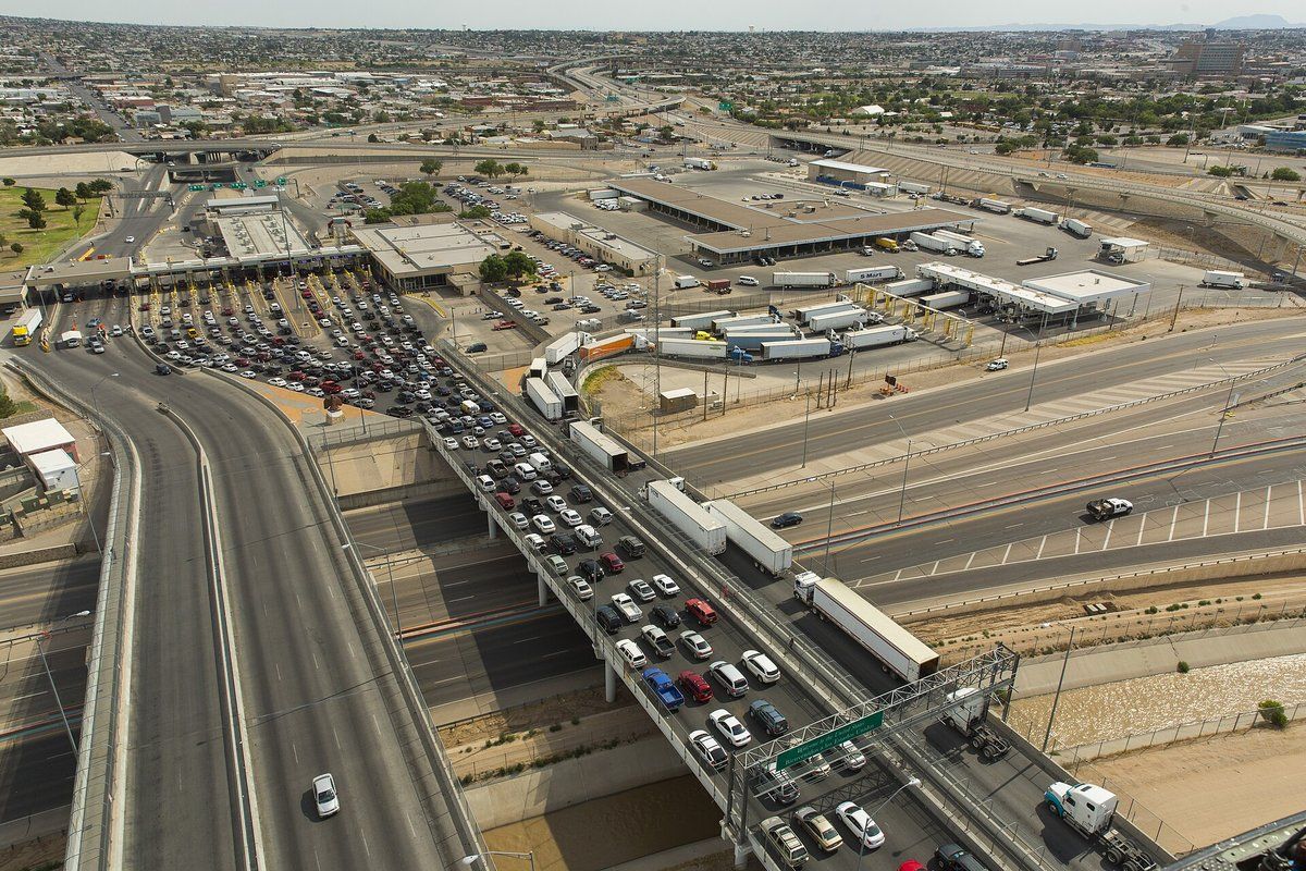 Autos y camiones cruzando el Puente de las Américas en la frontera de El Paso-Juárez