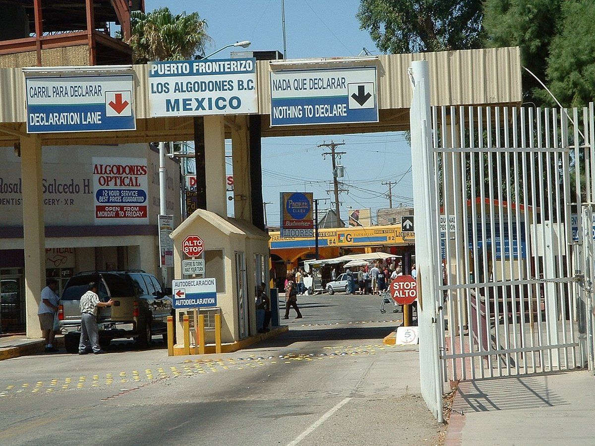 La puerta fronteriza de Los Algodones hacia Baja California, flanqueada por consultorios dentales y ópticas