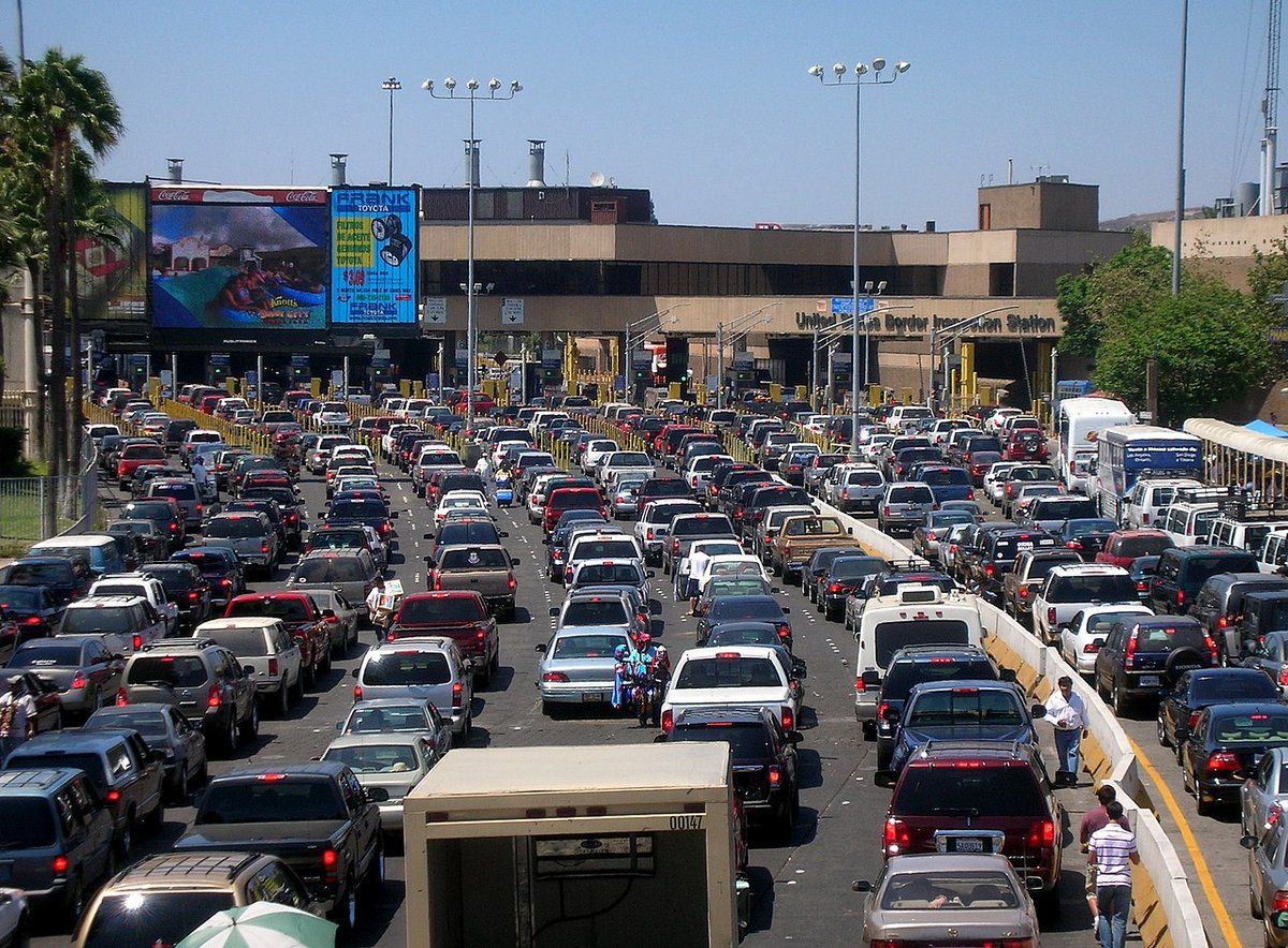 Autos formados en el puerto de entrada de San Ysidro, el cruce fronterizo San Diego-Tijuana