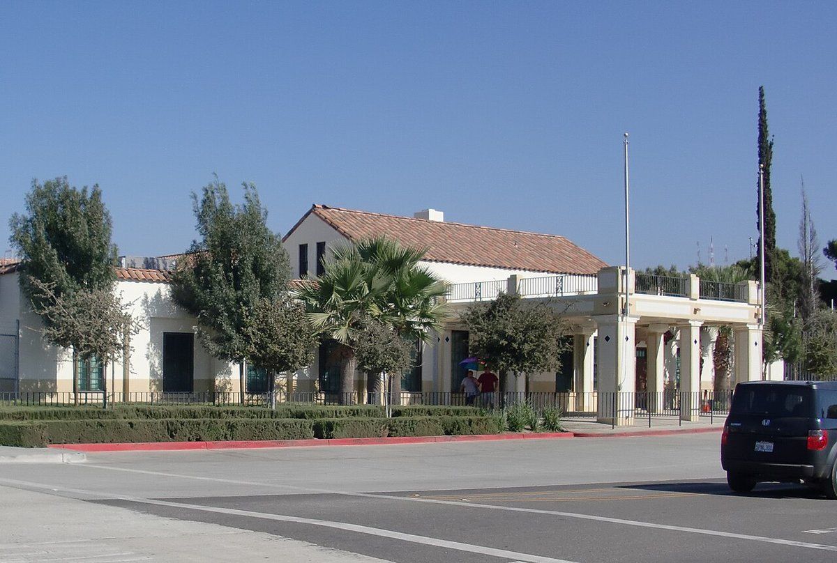 El edificio del puerto de entrada de Tecate en la frontera entre California y Baja California